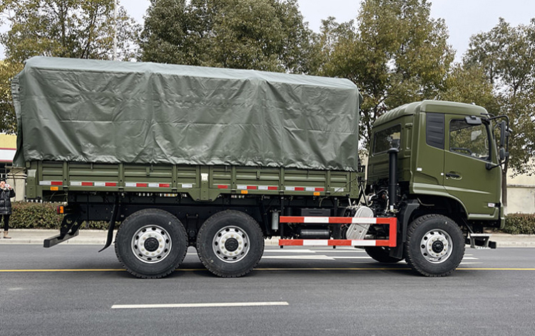 六驅沙漠越野運兵車
